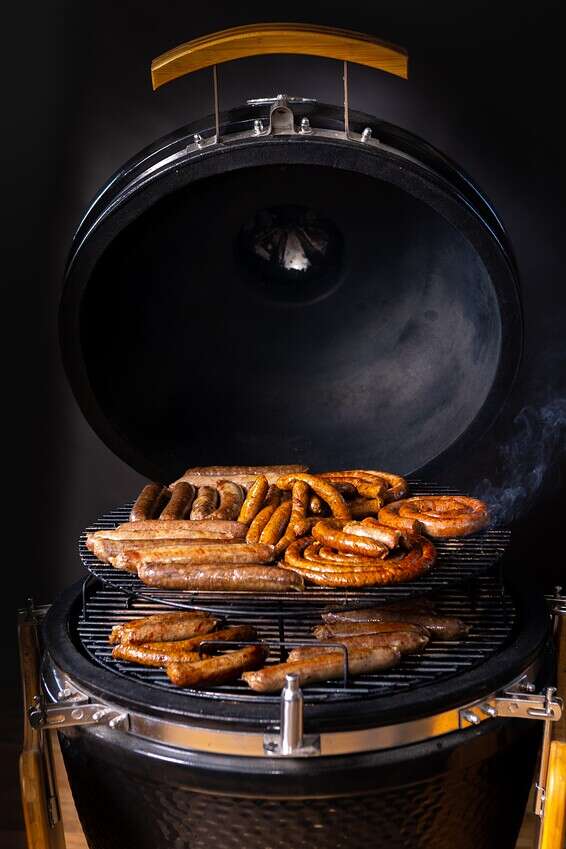 נקניקיות של סינרס על המנגל // צילום: יניב קידר